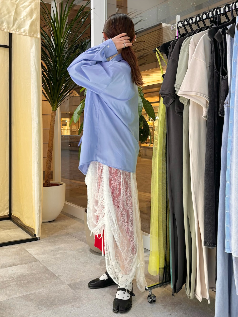 ブラック系のバレエシューズ、ホワイト系のスカート、レッド系のスカートを着用したレディースの春コーディネートの3枚目の写真