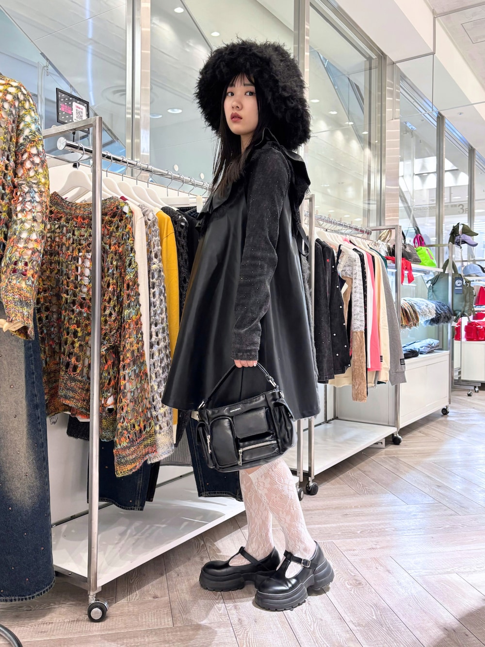 ブラック系のローファー、ブラック系のショルダーバッグ、ブラック系のTシャツ/カットソーを着用したレディースの秋コーディネートの2枚目の写真