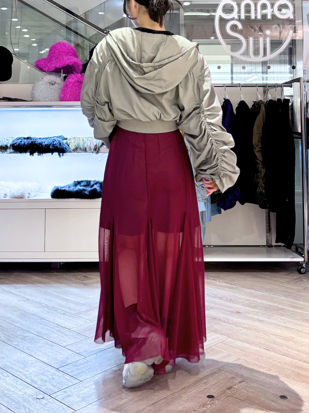 レッド系のスカート、ブラック系のTシャツ/カットソー、グレー系のMA-1を着用したレディースの秋コーディネートの2枚目の写真