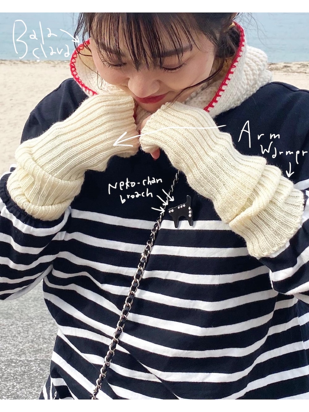 ブラック系のTシャツ/カットソー、ブラック系のブーツ、ブラック系のバッグを着用したレディースの冬コーディネートの4枚目の写真