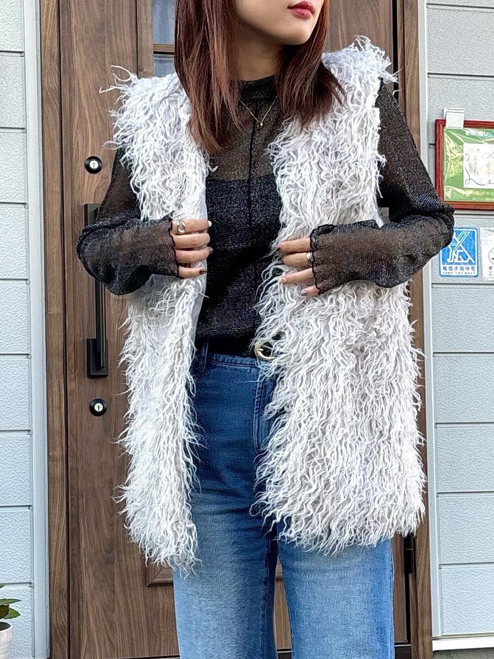 「重ね着ベストシーズン、休日コーデ、秋服、大人カジュアル、秋のコーデ、シンプルコーデ、大人コーデ、ファーベスト、ローファー、デニム、バギーパンツ、シアートップス、ハイネック、骨格ウェーブ、低身長」｜「Knuth Marfの【Knuth Marf/クヌースマーフ】denim buggy pants/デニムバギーパンツ（デニムパンツ、ブルー系）」を使った、ayaneさん（骨格ウェーブ・レディース・153cm）の秋コーディネートの3枚目の写真