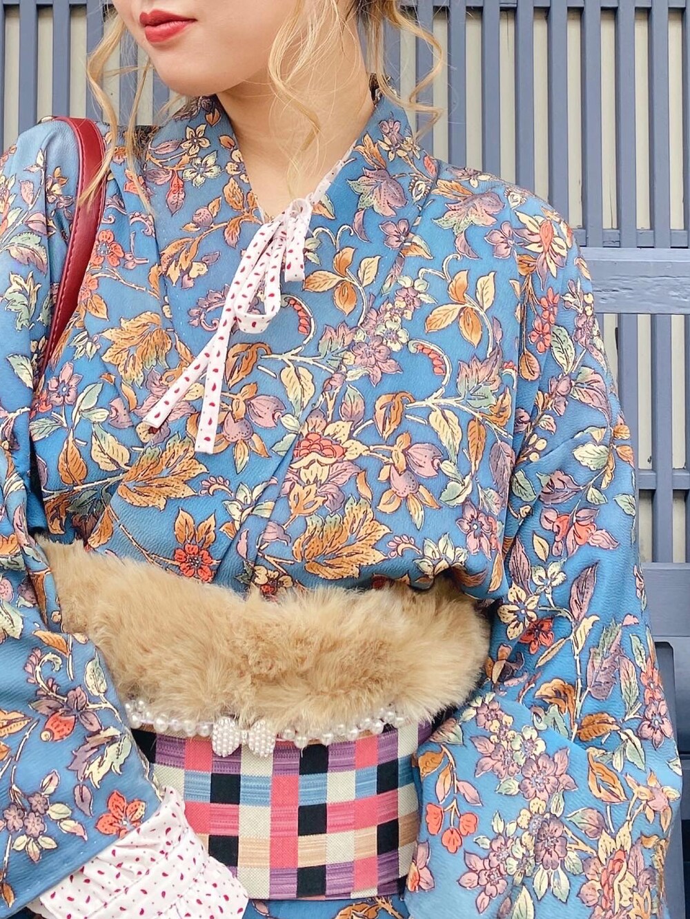 ホワイト系のブーツ、ブルー系の着物を着用したレディースの冬コーディネートの2枚目の写真