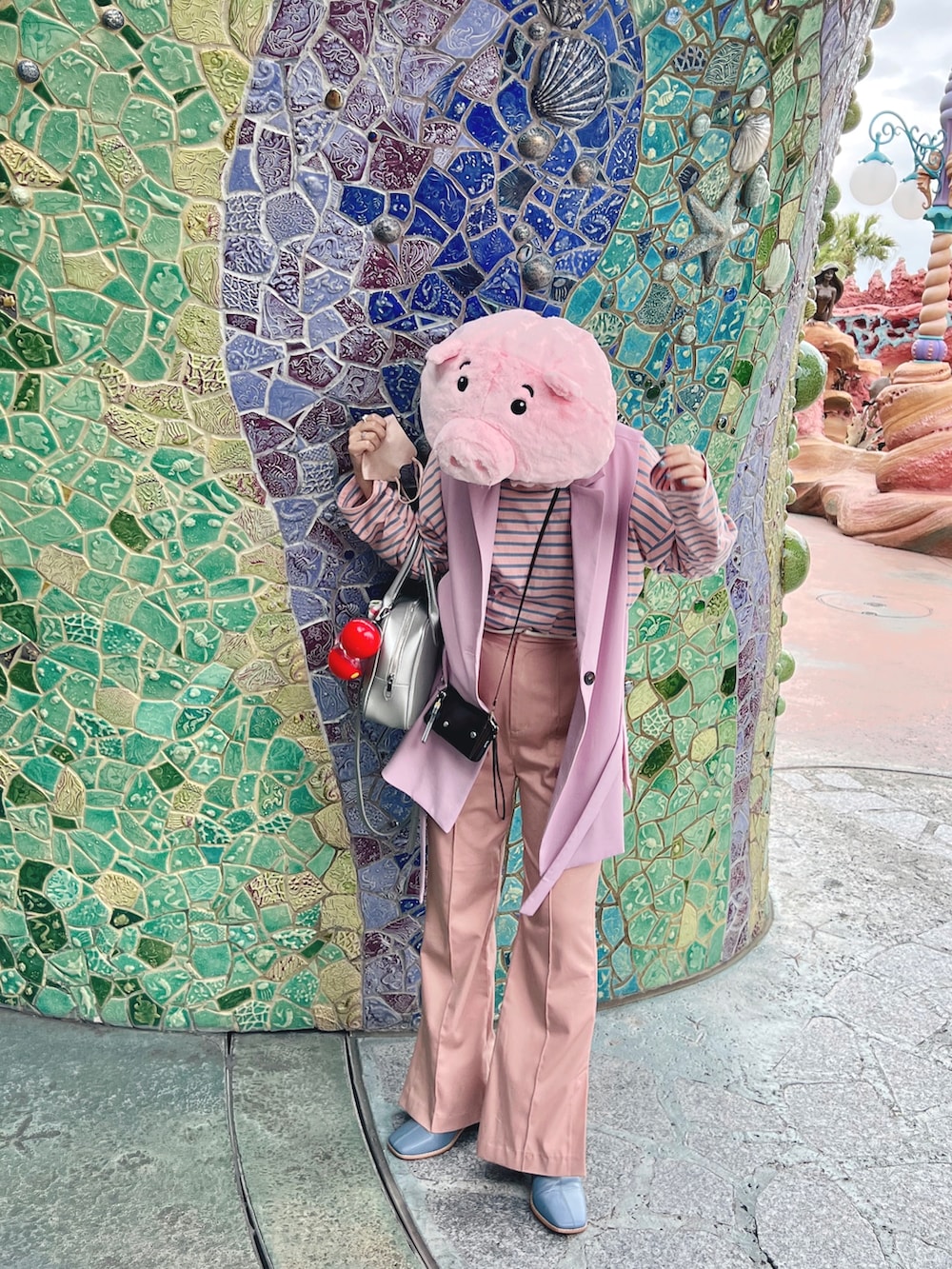「ハムコーデ、トイストーリー、ディズニー、ディズニーコーデ、ディズニーシー、ピンクコーデ、カラーパンツ、ブーツ、ジレ、ボーダーTシャツ、センタープレス、カラーコーデ、大人カジュアル、GRL、低身長」｜「GRLのサイドベルトベスト（ベスト、ピンク系）」を使った、ayaneさん（レディース・153cm）の夏コーディネートの3枚目の写真