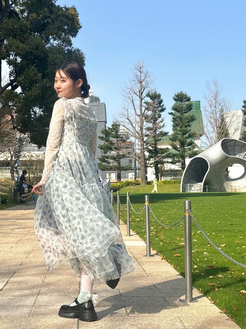 ブラック系のローファー、ブラック系のノーカラージャケット、ブラック系のその他パンツを着用したレディースの春コーディネートの4枚目の写真