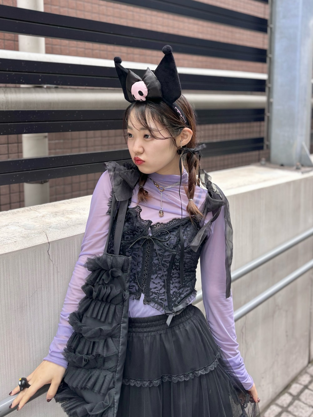 ブラック系のローファー、ブラック系のその他トップス、ブラック系のスカートを着用したレディースの秋コーディネートの2枚目の写真