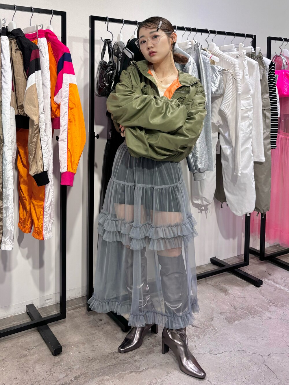 グレー系のスカート、その他のブーツ、ブラック系のその他パンツを着用したレディースの春コーディネートの5枚目の写真