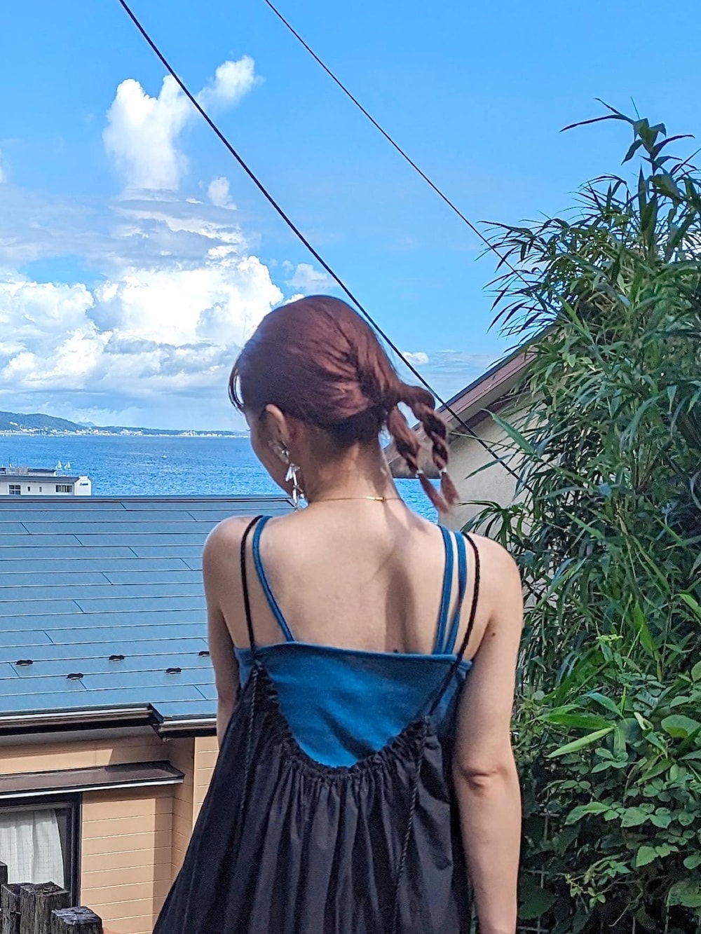 「マキシ丈ワンピース、シンプルコーデ、大人女子、低身長コーデ、リゾートスタイル、骨格ウェーブ、ワンピーススタイル、お出かけコーデ、旅行、キャミソール、夏コーデ、海」｜「FRAY I.Dのフラップミドルボストン（ショルダーバッグ、ブラック系）」を使った、ayaneさん（骨格ウェーブ・レディース・153cm）の秋コーディネートの3枚目の写真