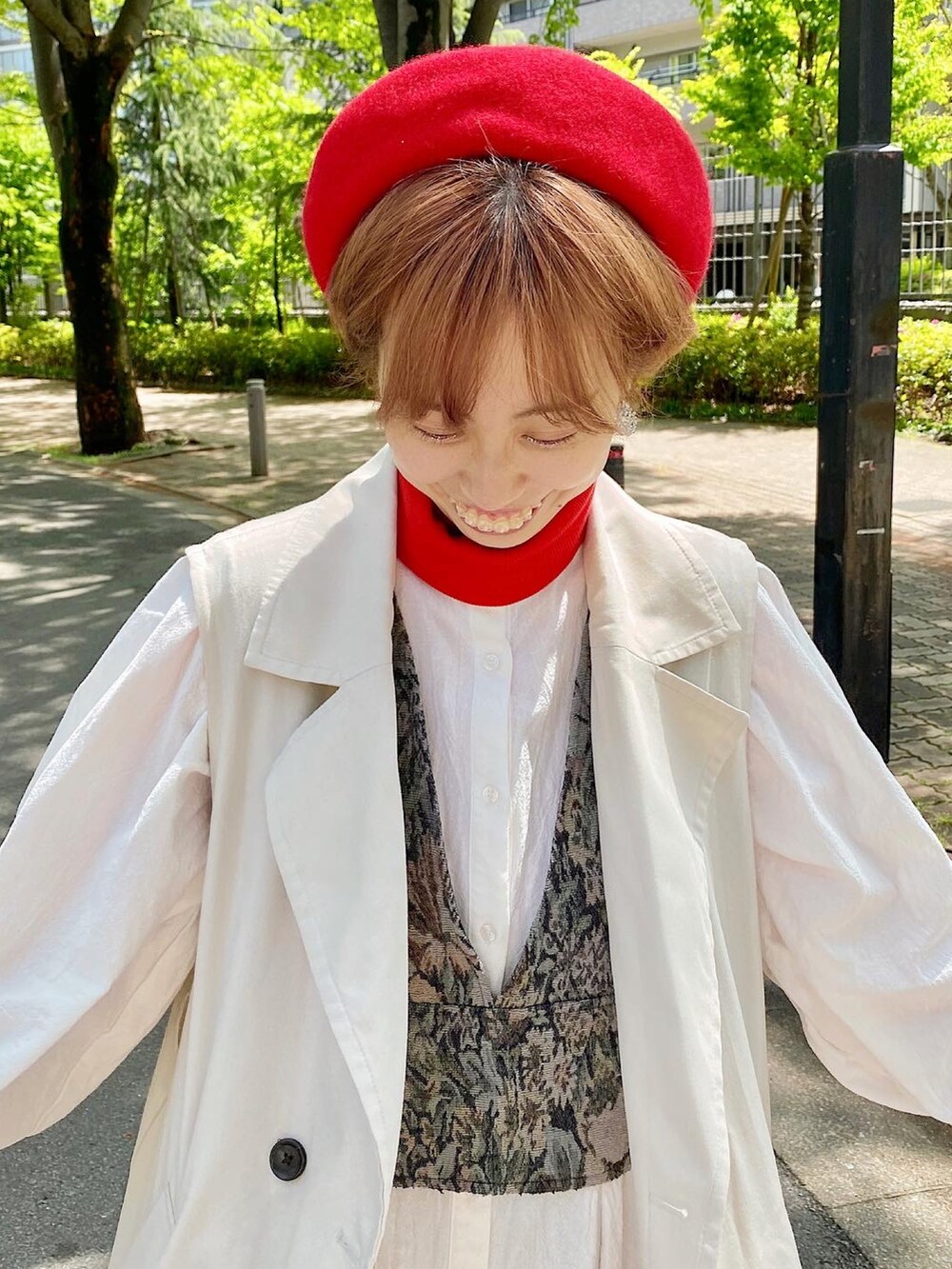 ホワイト系のワンピース、ベージュ系のジャケット/アウター、ブルー系のTシャツ/カットソーを着用したレディースの夏コーディネートの4枚目の写真