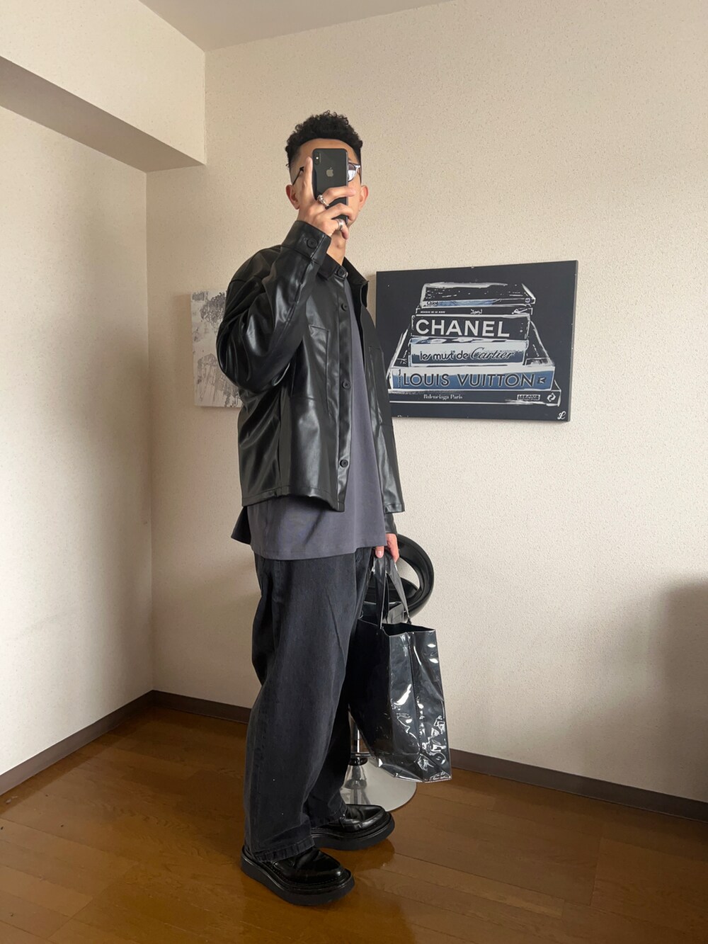 ブラック系のその他アウター、ブラック系のデニムパンツ、グレー系のTシャツ/カットソーを着用したメンズの春コーディネートの3枚目の写真
