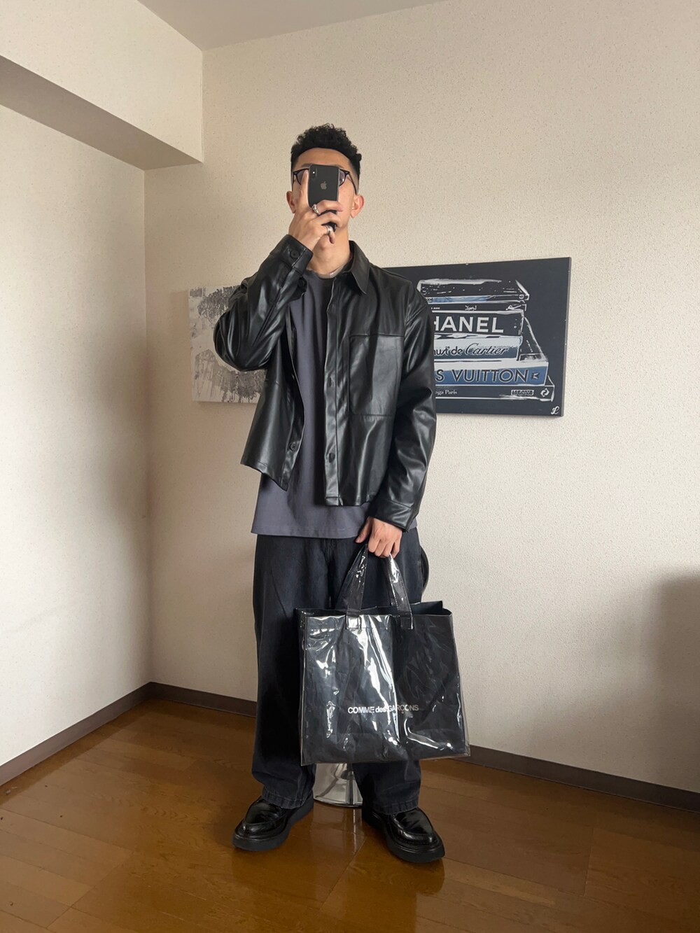 ブラック系のその他アウター、ブラック系のデニムパンツ、グレー系のTシャツ/カットソーを着用したメンズの春コーディネートの2枚目の写真