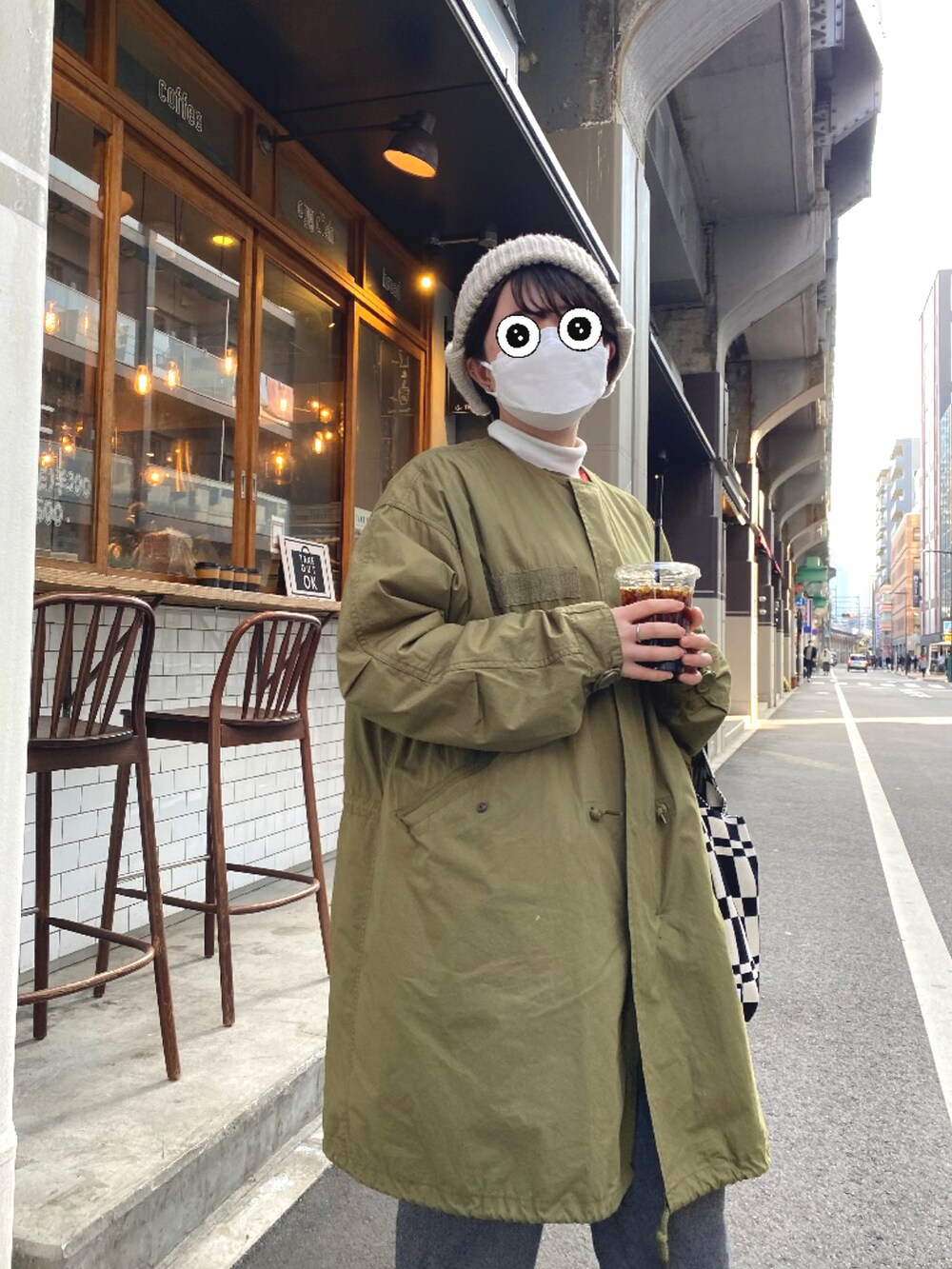 ブラック系のその他パンツ、グリーン系のモッズコート、ベージュ系のニットキャップ/ビーニーを着用したレディースの冬コーディネートの2枚目の写真