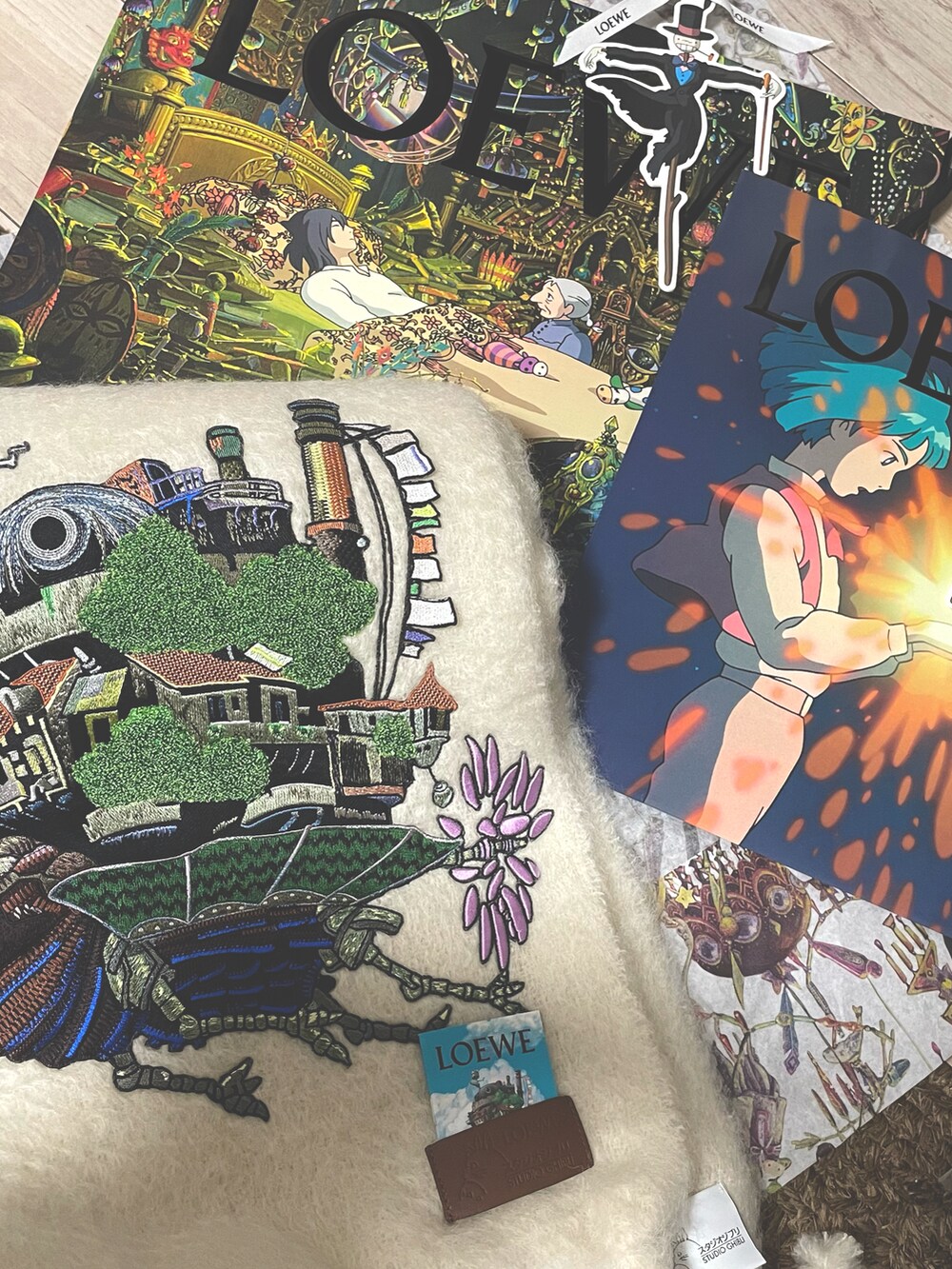 グレー系のパーカーを着用したレディースの春コーディネートの2枚目の写真