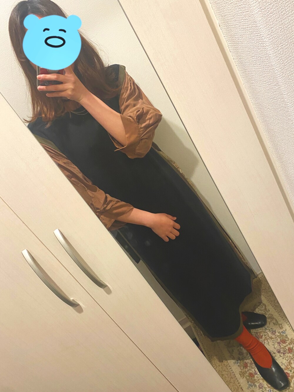 ブラウン系のシャツ/ブラウス、ブラック系のベスト、グリーン系のスカートを着用したレディースの冬コーディネートの2枚目の写真