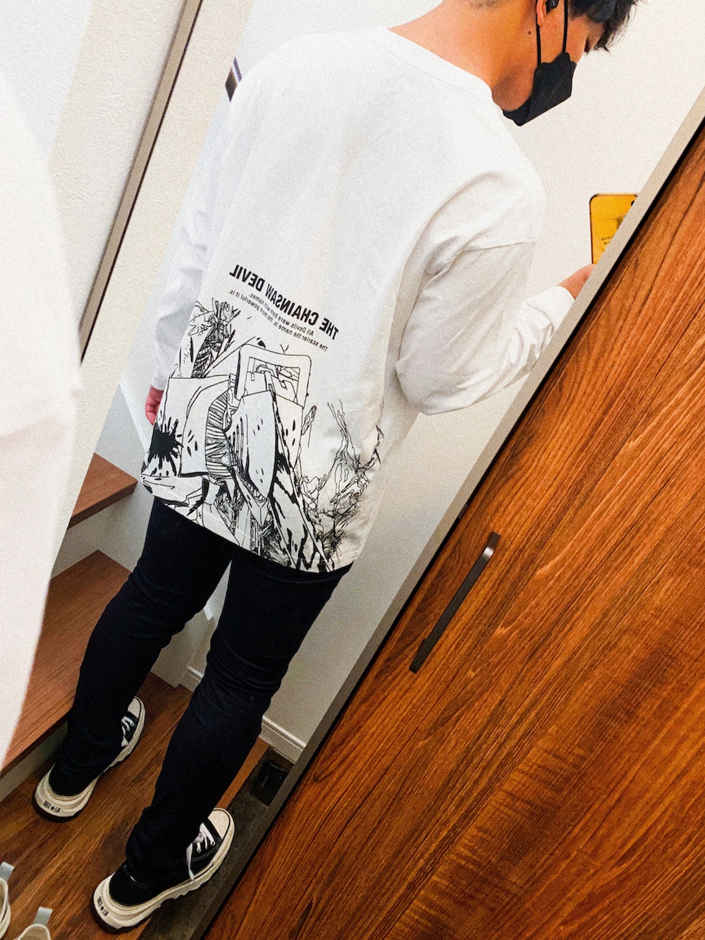 「ootd、ootdtw、UNIQLO、チェーンソーマン、カジュアルコーデ、オタク、スニーカー、スキニー、ストリート」｜「UNIQLOのアイテム（Tシャツ/カットソー、ホワイト系）」を使った、Tomo.twさん（メンズ・172cm）の秋コーディネートの2枚目の写真