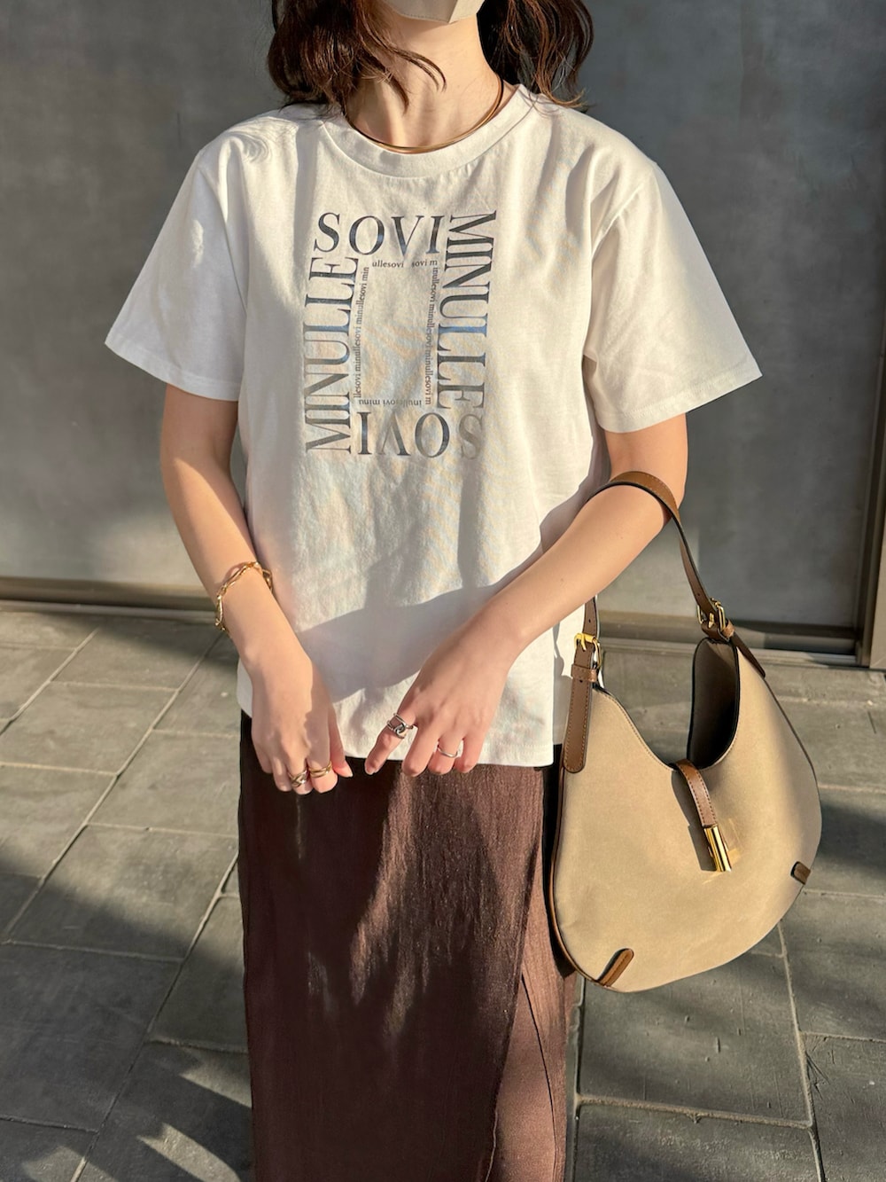 ホワイト系のTシャツ/カットソーを着用したレディースの春コーディネートの2枚目の写真