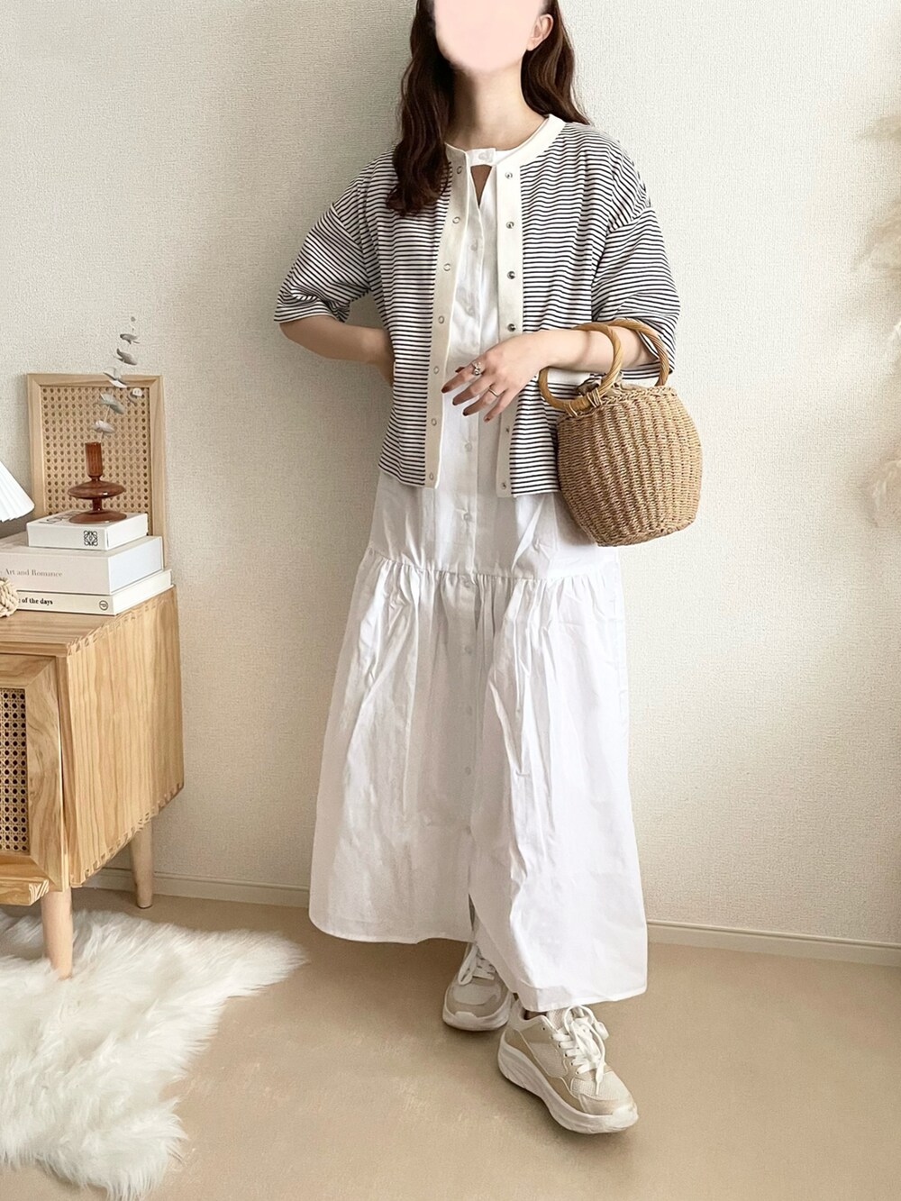 ホワイト系のシャツワンピース、ベージュ系のベスト、ブラウン系のトートバッグを着用したレディースの夏コーディネートの4枚目の写真