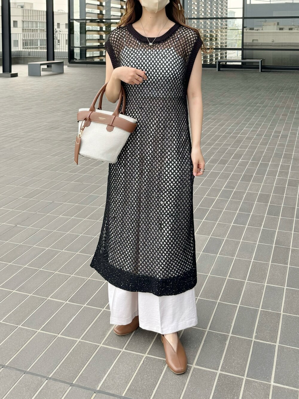 ブラック系のワンピース/ドレス、ホワイト系のキャミソール、ブラック系のパンツを着用したレディースの春コーディネートの2枚目の写真