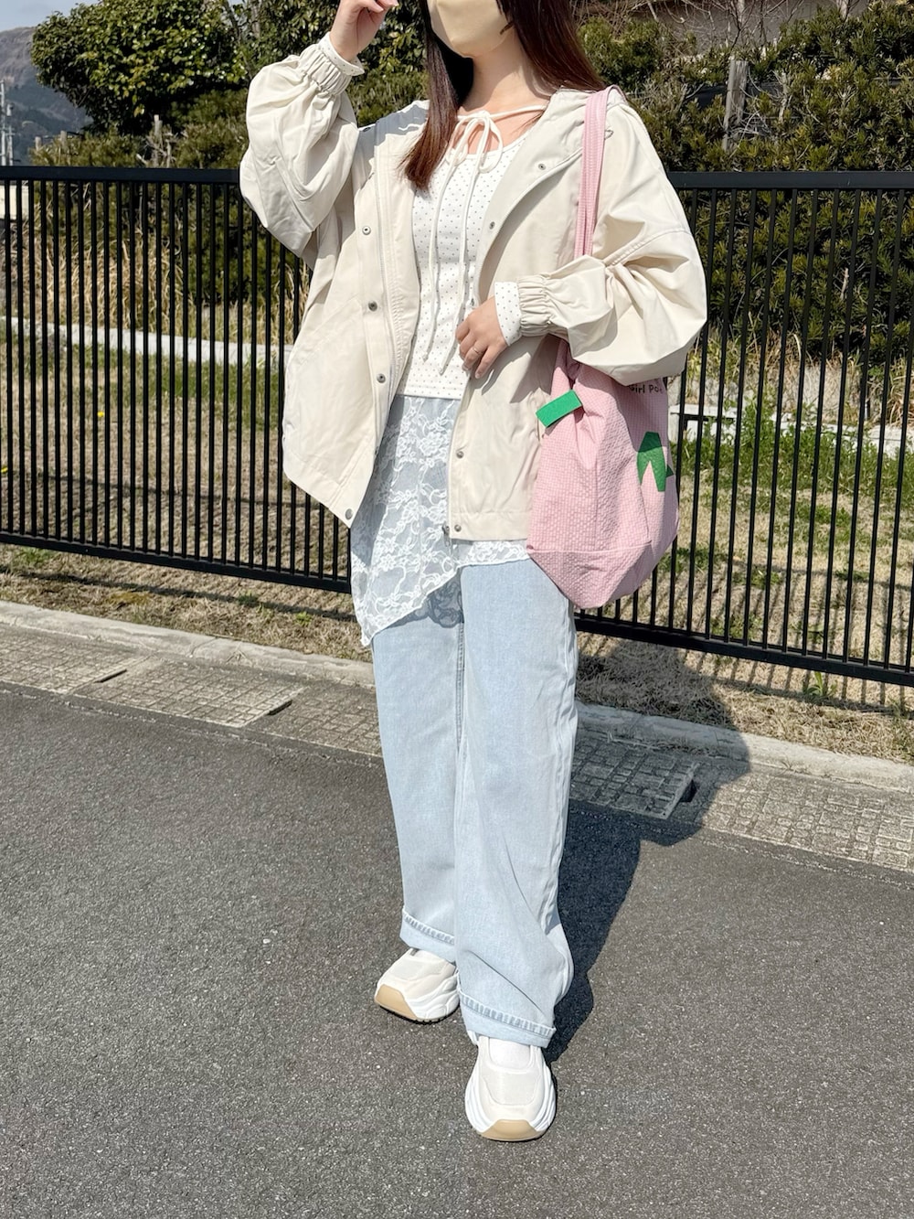 ホワイト系のマウンテンパーカー、ホワイト系のTシャツ/カットソーを着用したレディースの春コーディネートの2枚目の写真