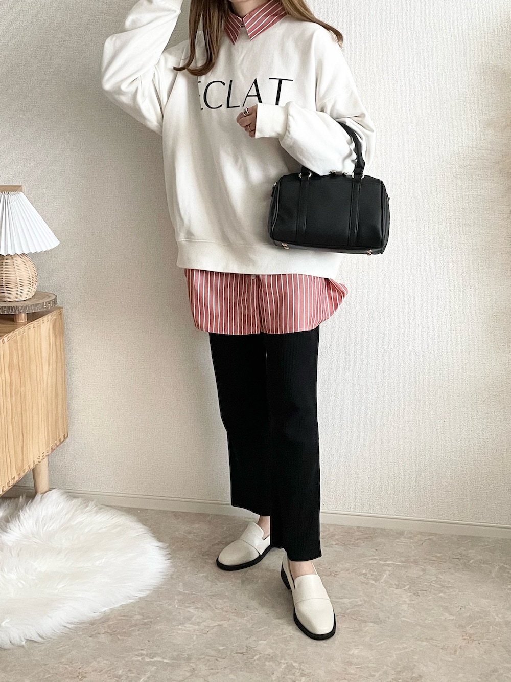 オレンジ系のシャツ/ブラウス、ホワイト系のTシャツ/カットソー、グレー系のデニムスカートを着用したレディースの春コーディネートの3枚目の写真