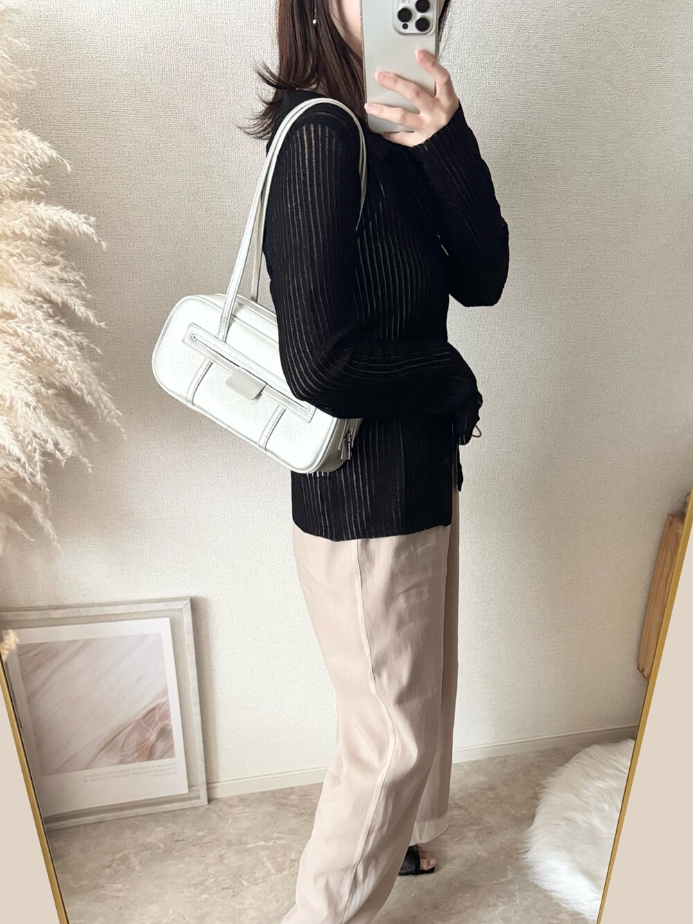 ブラック系のカーディガン/ボレロ、ホワイト系のシャツ/ブラウスを着用したレディースの春コーディネートの3枚目の写真