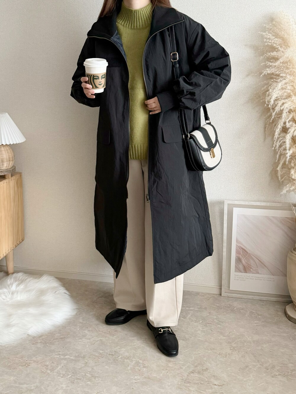 ブラック系のモッズコートを着用したレディースの冬コーディネートの2枚目の写真