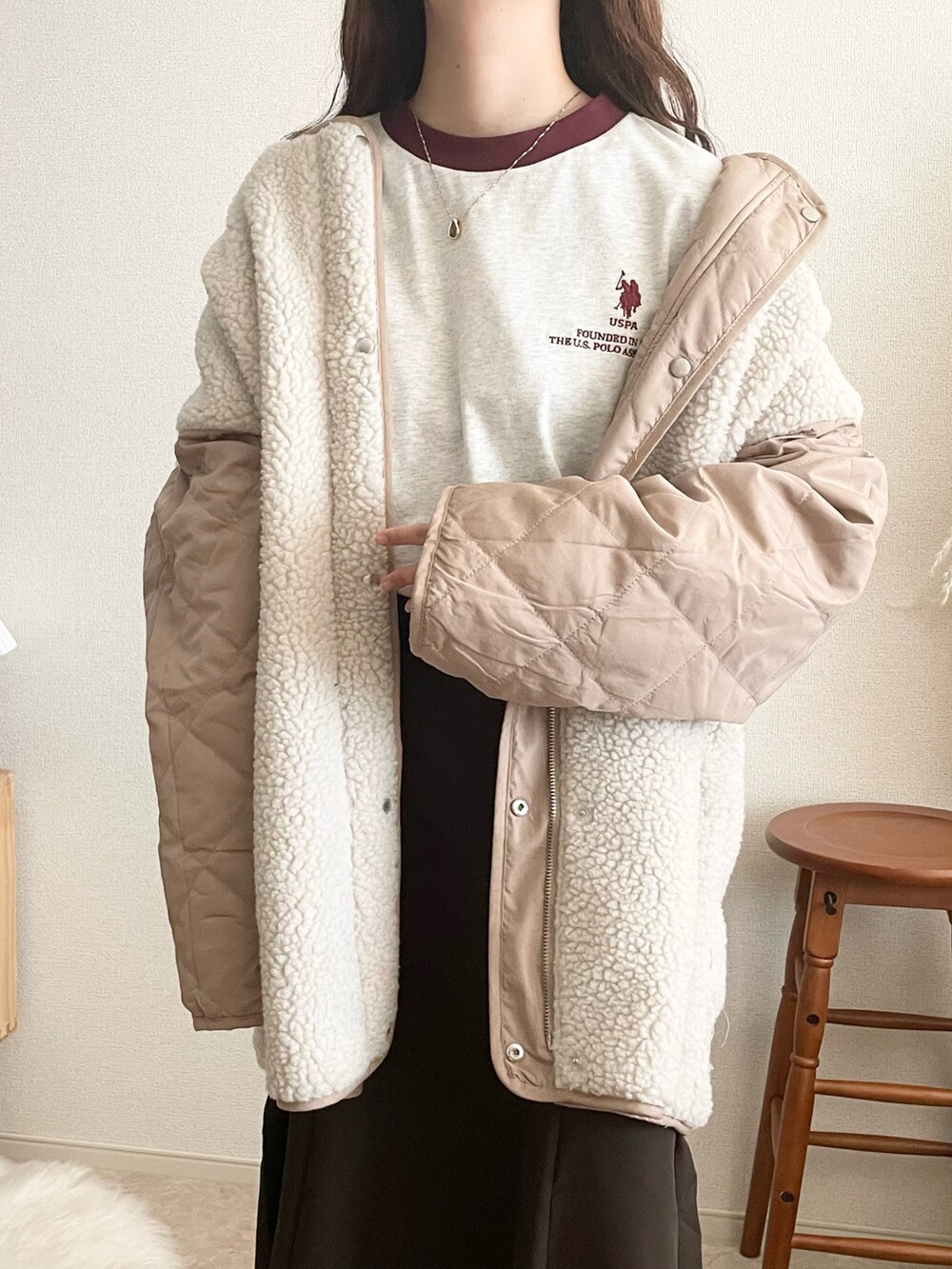「RECTANGLE、moment+、chacocloset、ボアブルゾン、リバーシブル、リンガーTシャツ、マーメイドスカート、淡色コーデ、オトナカジュアル、秋ルック紹介するよ、秋冬コーデ」｜「rectangleのボア×キルティングリバーシブルコート（ノーカラージャケット、ベージュ系）」を使った、TOMOさん（骨格ウェーブ・レディース・154cm）の秋コーディネートの2枚目の写真