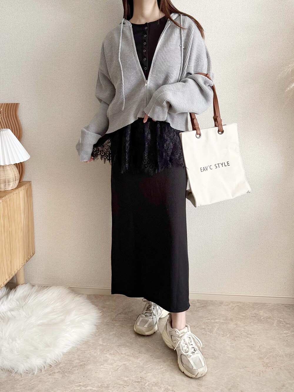 グレー系のパーカー、グレー系のニット/セーターを着用したレディースの冬コーディネートの3枚目の写真