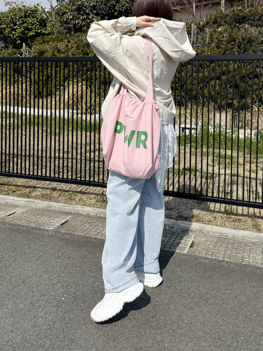 ホワイト系のマウンテンパーカー、ホワイト系のTシャツ/カットソーを着用したレディースの春コーディネートの3枚目の写真