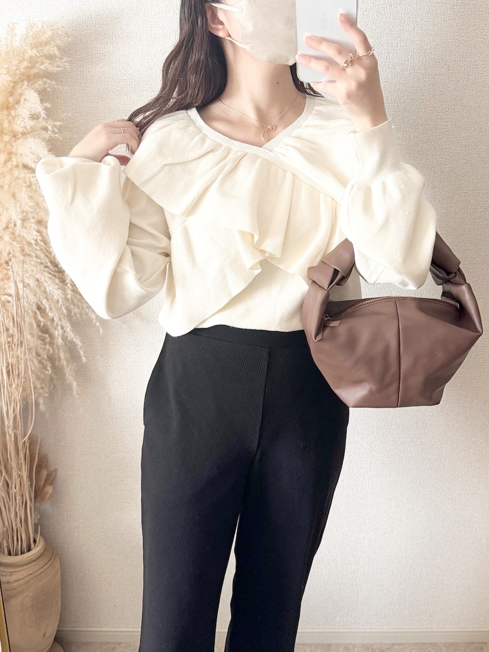 ホワイト系のニット/セーター、ベージュ系のトップスを着用したレディースの秋コーディネートの2枚目の写真