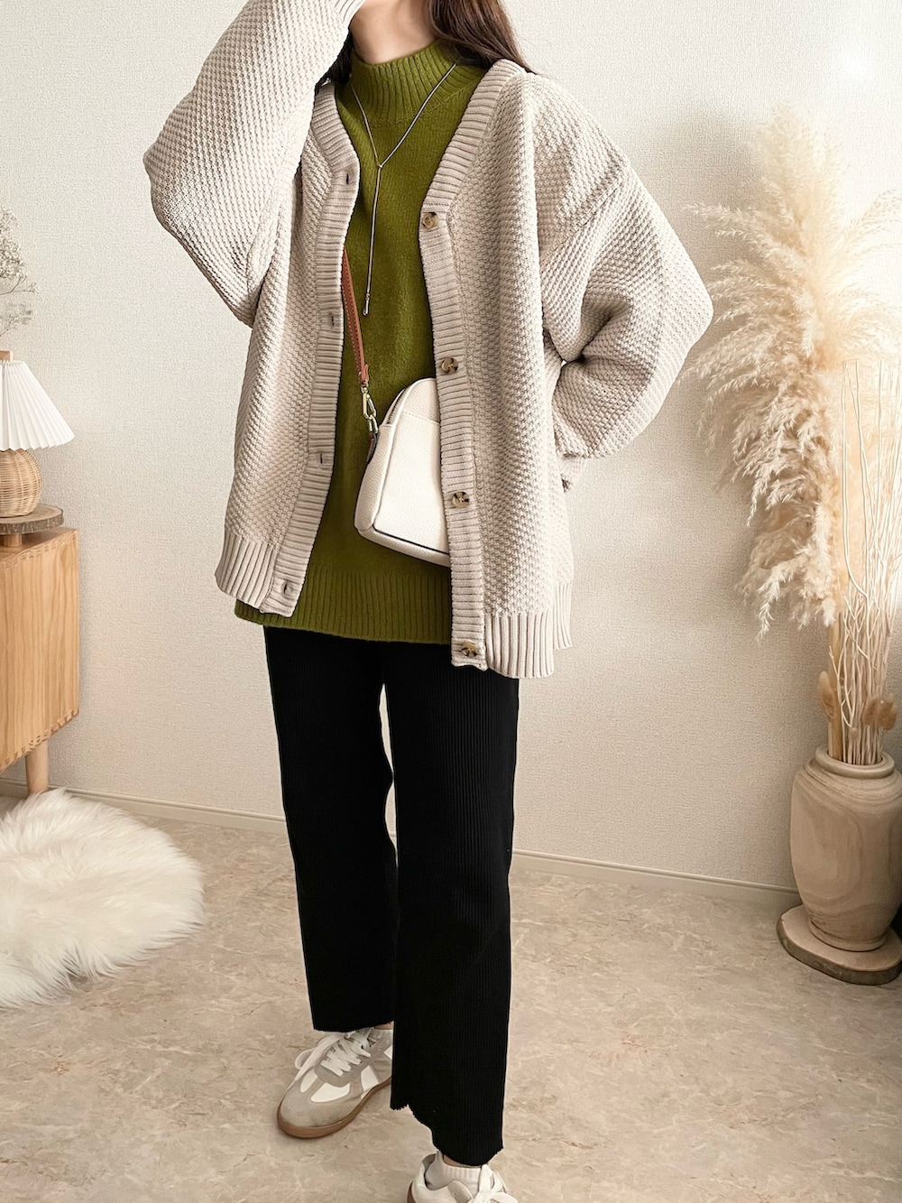 ベージュ系のニット/セーターを着用したレディースの冬コーディネートの2枚目の写真