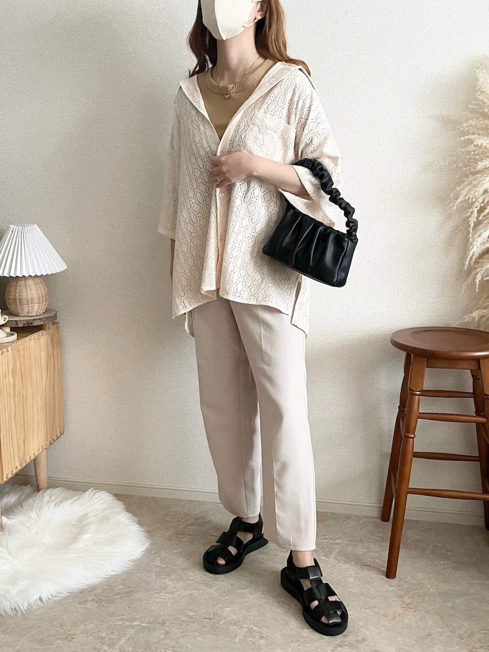 ベージュ系のシャツ/ブラウスを着用したレディースの春コーディネートの2枚目の写真