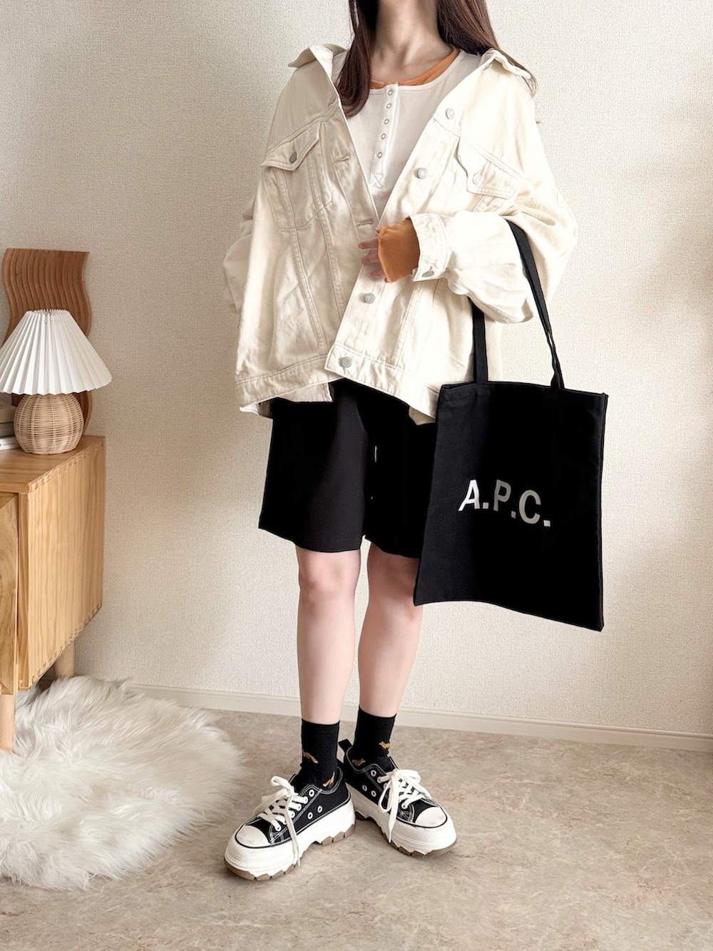 ホワイト系のTシャツ/カットソーを着用したレディースの春コーディネートの3枚目の写真