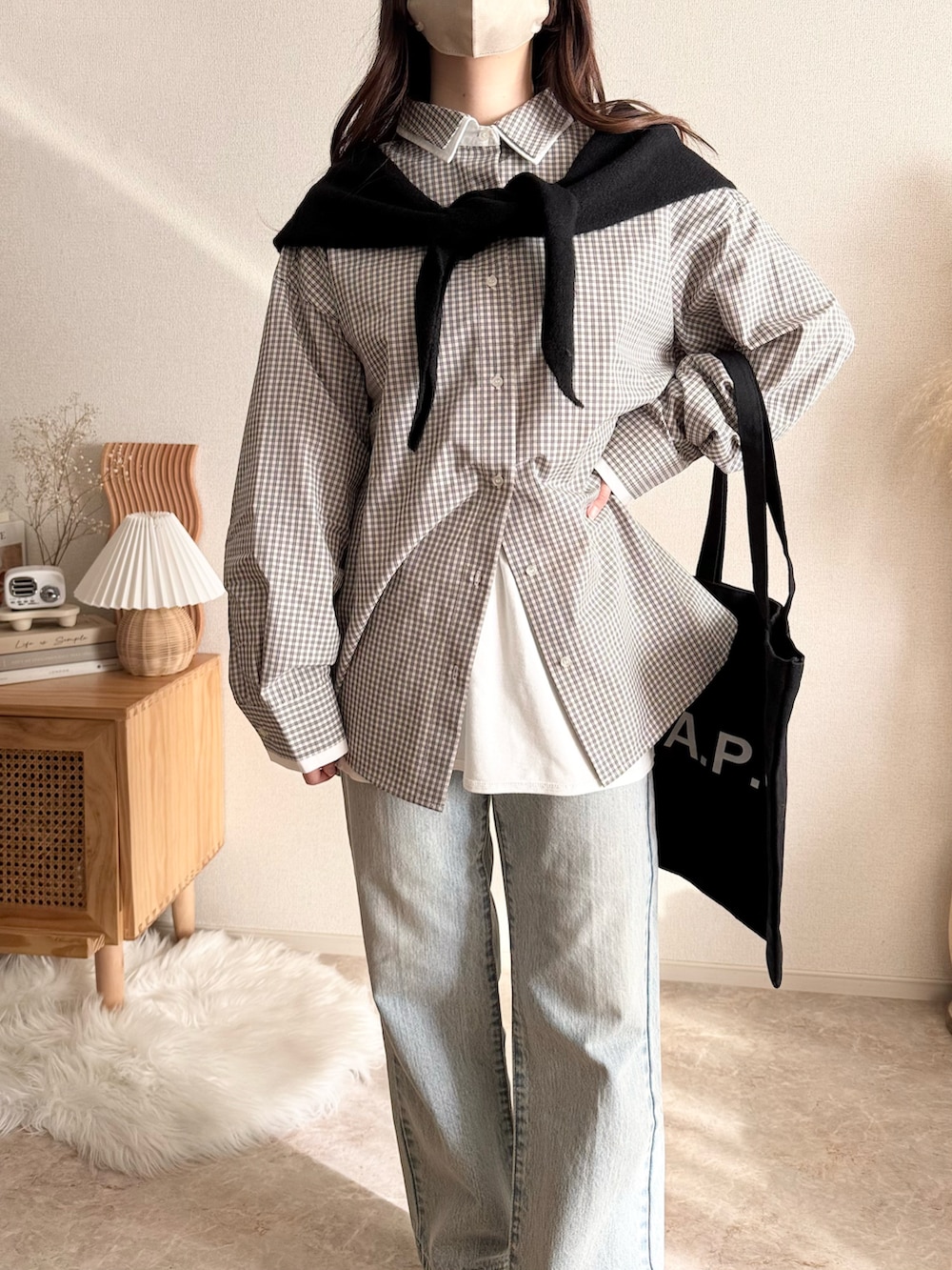 ホワイト系のシャツ/ブラウスを着用したレディースの冬コーディネートの2枚目の写真