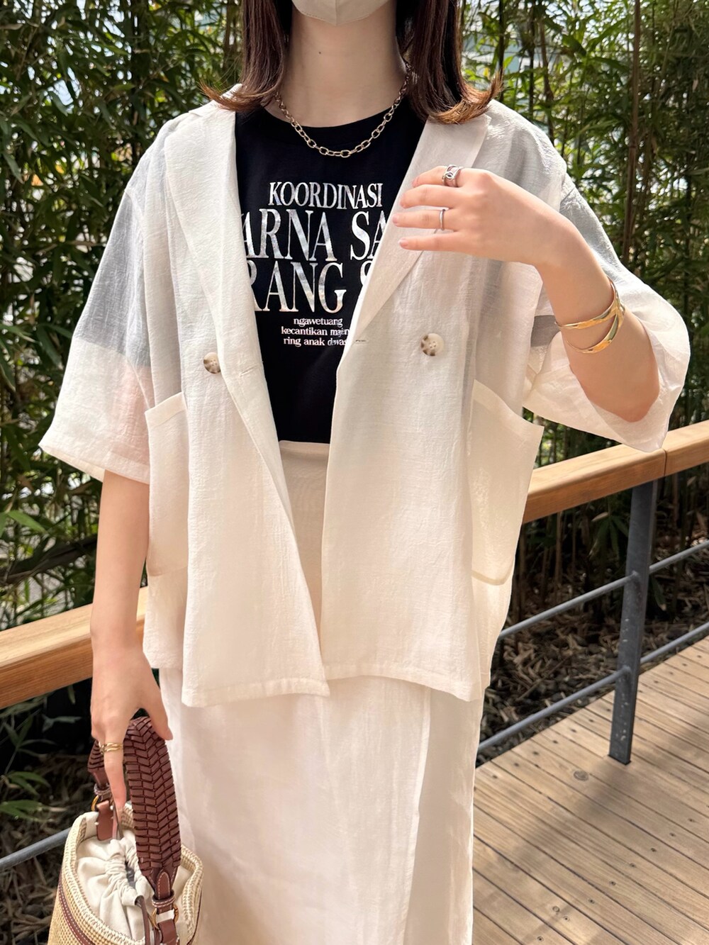 ホワイト系のTシャツ/カットソーを着用したレディースの春コーディネートの3枚目の写真