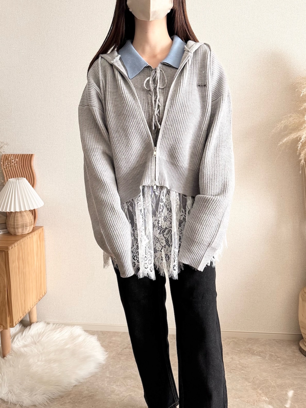 グレー系のパーカー、グレー系のニット/セーターを着用したレディースの冬コーディネートの2枚目の写真