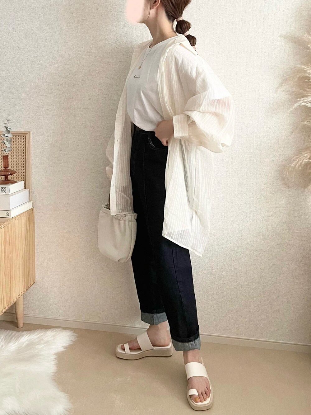 ホワイト系のシャツ/ブラウス、ホワイト系のTシャツ/カットソー、ブルー系のデニムパンツを着用したレディースの夏コーディネートの2枚目の写真