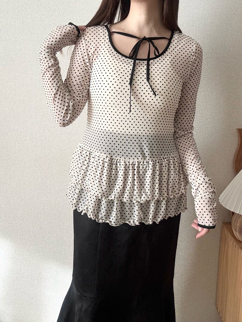 ホワイト系のダウンジャケット/コート、ホワイト系のTシャツ/カットソー、ホワイト系のスカートを着用したレディースの冬コーディネートの3枚目の写真