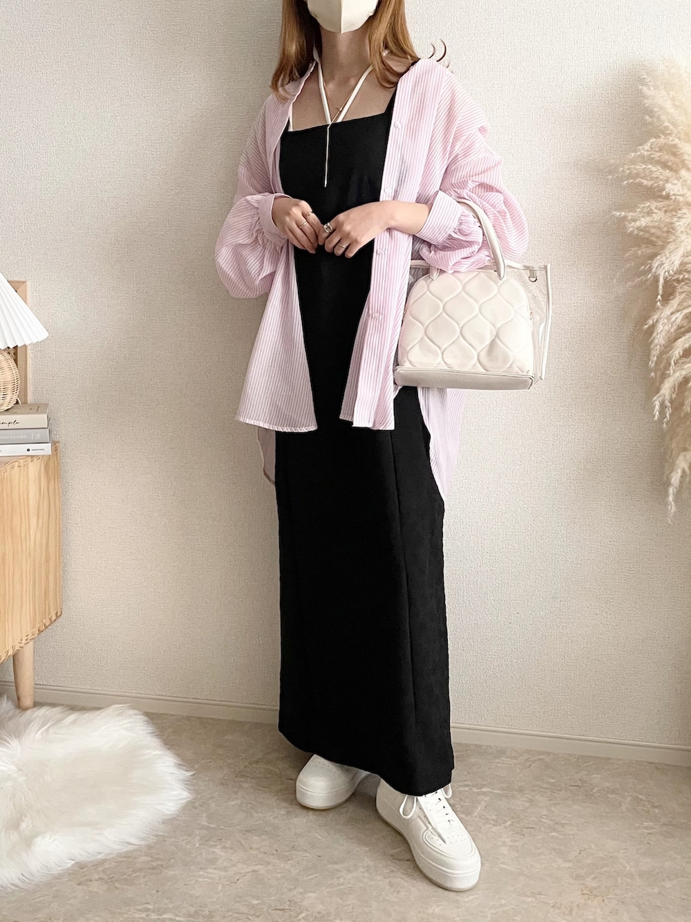 「tiptop、tiptop_pocket、tipコーデ、キャミワンピース、シアーシャツ、ストライプシャツ、タンクトップ、レイヤードスタイル、クリアバッグ、ピンクコーデ」|「tiptopのキャミワンピース(ワンピース、ブラック系)」を使った、TOMOさん(骨格ウェーブ・レディース・154cm)の春コーディネートの2枚目の写真