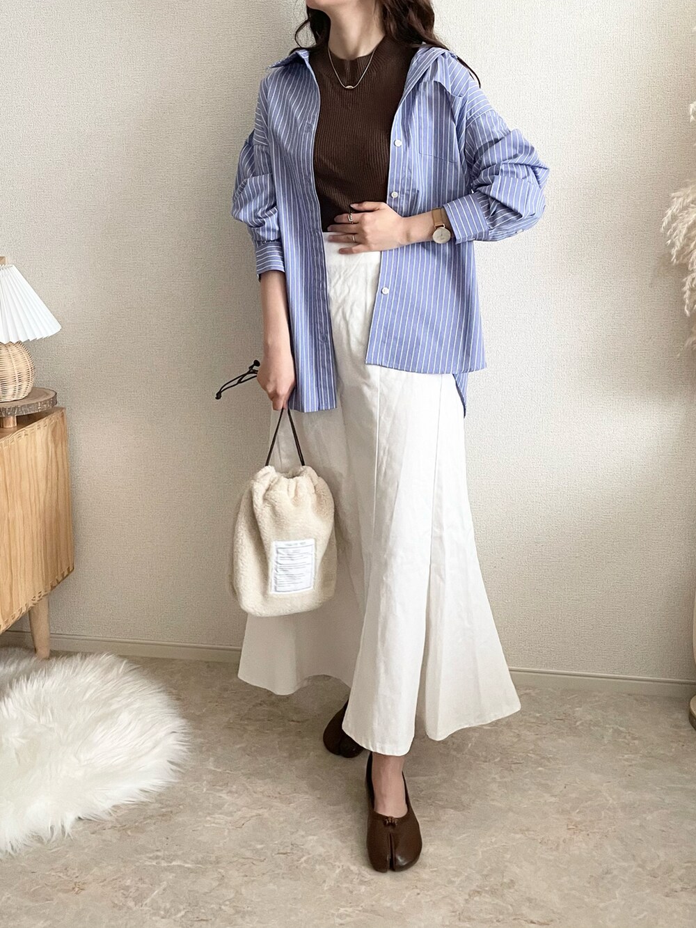 ブラウン系のニット/セーター、ブルー系のシャツ/ブラウスを着用したレディースの夏コーディネートの2枚目の写真