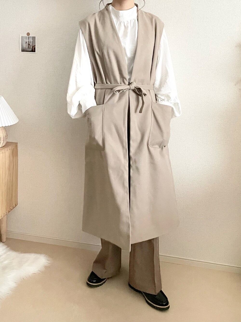 「olu.、ジレ、ロングジレ、淡色コーデ、淡色女子、ワントーンコーデ、秋冬コーデ、オトナ女子、秋コーデ、ローファー、ネックレス」｜「olu.のアイテム（ベスト、ベージュ系）」を使った、TOMOさん（レディース・154cm）の秋コーディネートの2枚目の写真