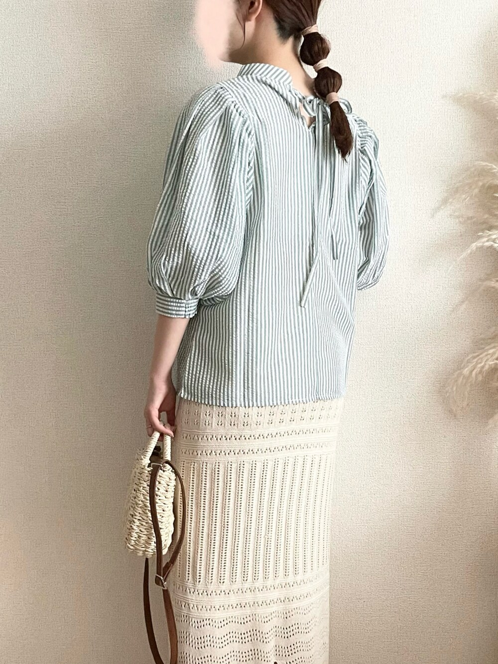 グリーン系のシャツ/ブラウス、ホワイト系のかごバッグ、ホワイト系のサンダルを着用したレディースの夏コーディネートの2枚目の写真