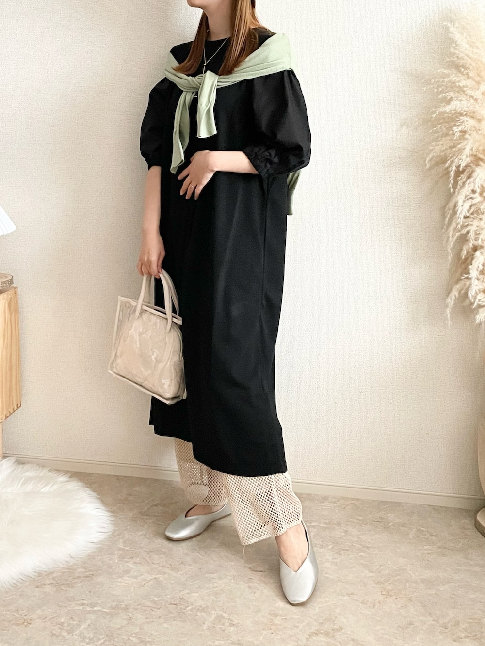 ブラック系のワンピース、ブルー系のデニムジャケットを着用したレディースの春コーディネートの2枚目の写真