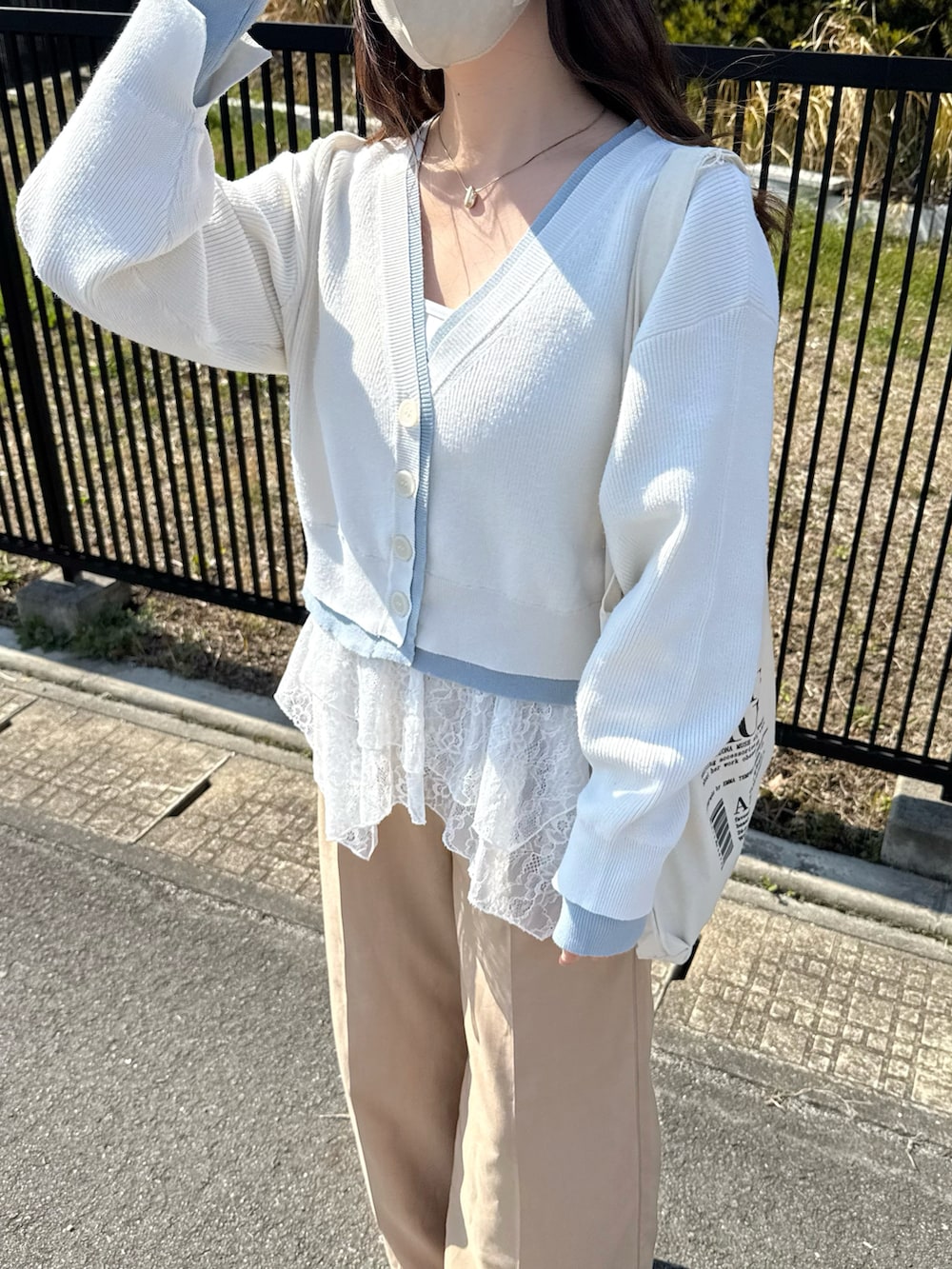 ホワイト系のカーディガン/ボレロを着用したレディースの春コーディネートの2枚目の写真