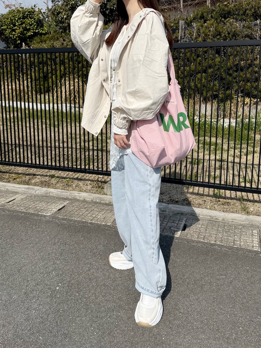 ホワイト系のマウンテンパーカー、ホワイト系のTシャツ/カットソーを着用したレディースの春コーディネートの4枚目の写真