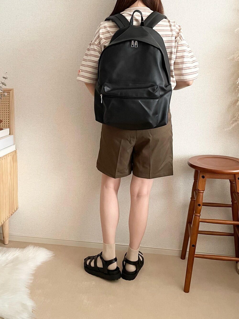 ブラック系のバックパック/リュック、ブラウン系のその他パンツ、ブラック系のサンダルを着用したレディースの夏コーディネートの3枚目の写真