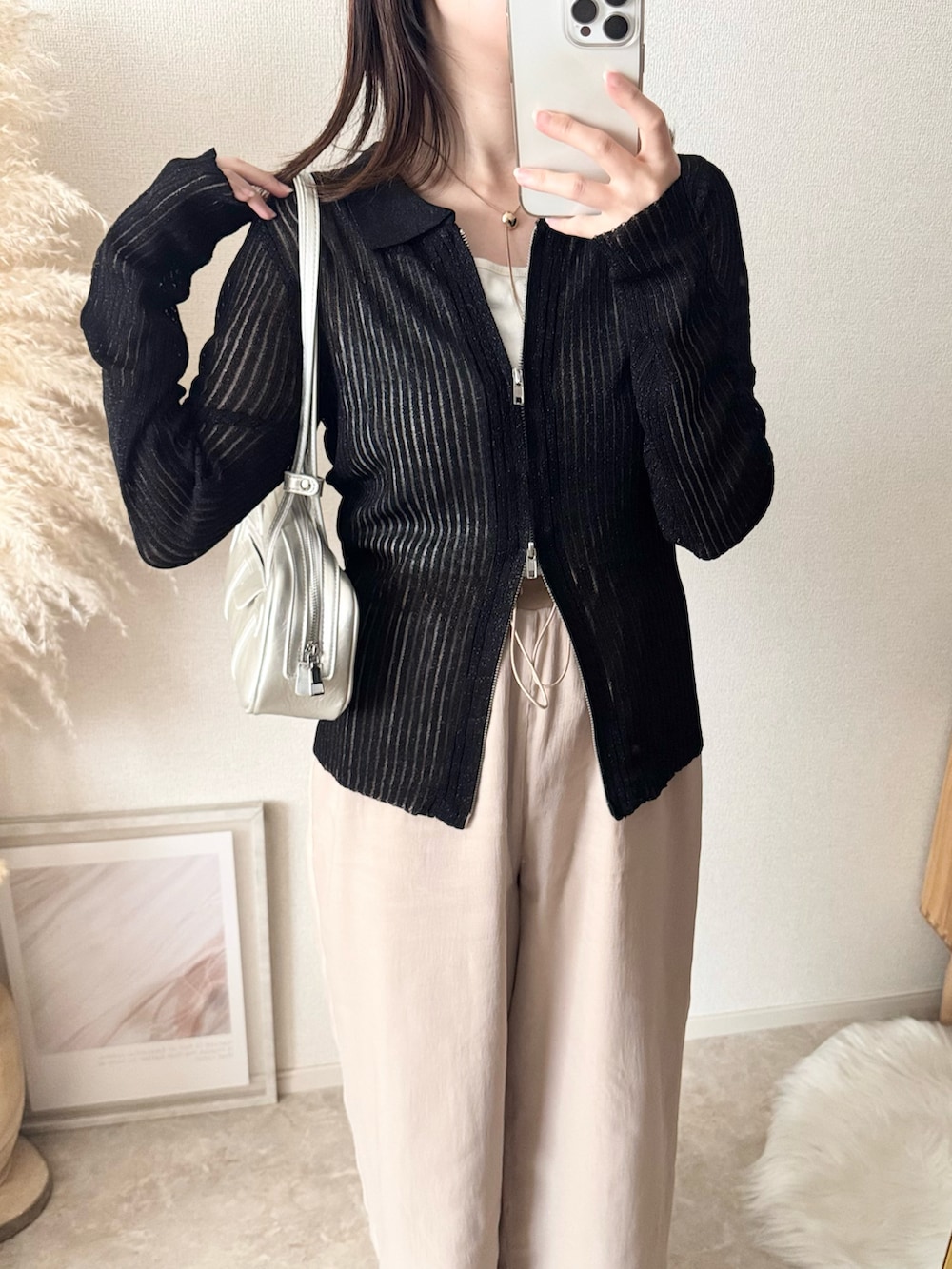 ブラック系のカーディガン/ボレロ、ホワイト系のシャツ/ブラウスを着用したレディースの春コーディネートの2枚目の写真