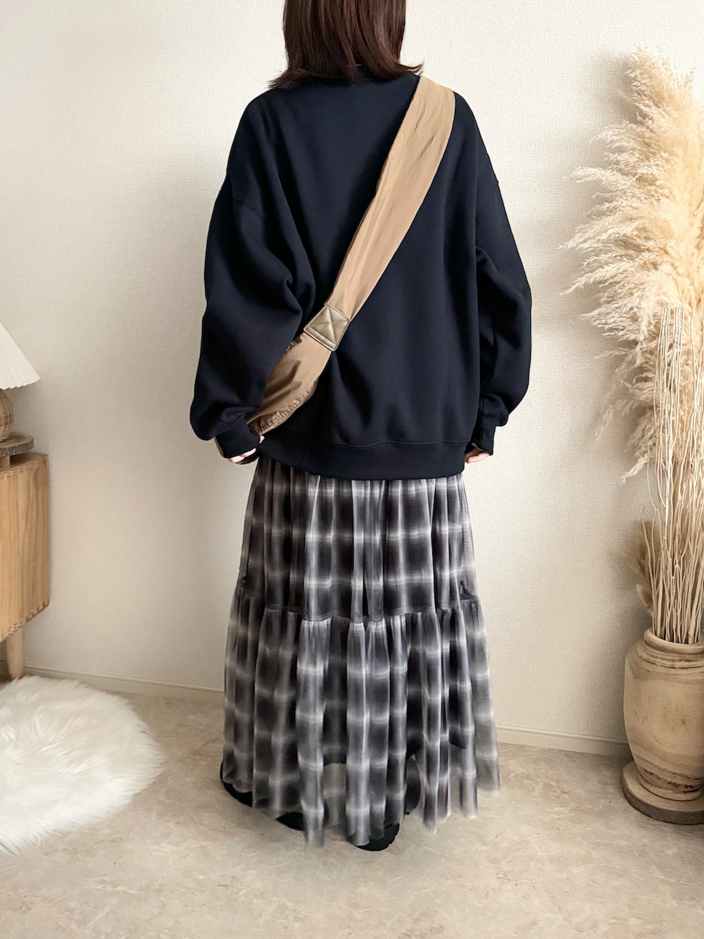 ブルー系のスウェット、ブラック系のスカートを着用したレディースの秋コーディネートの2枚目の写真