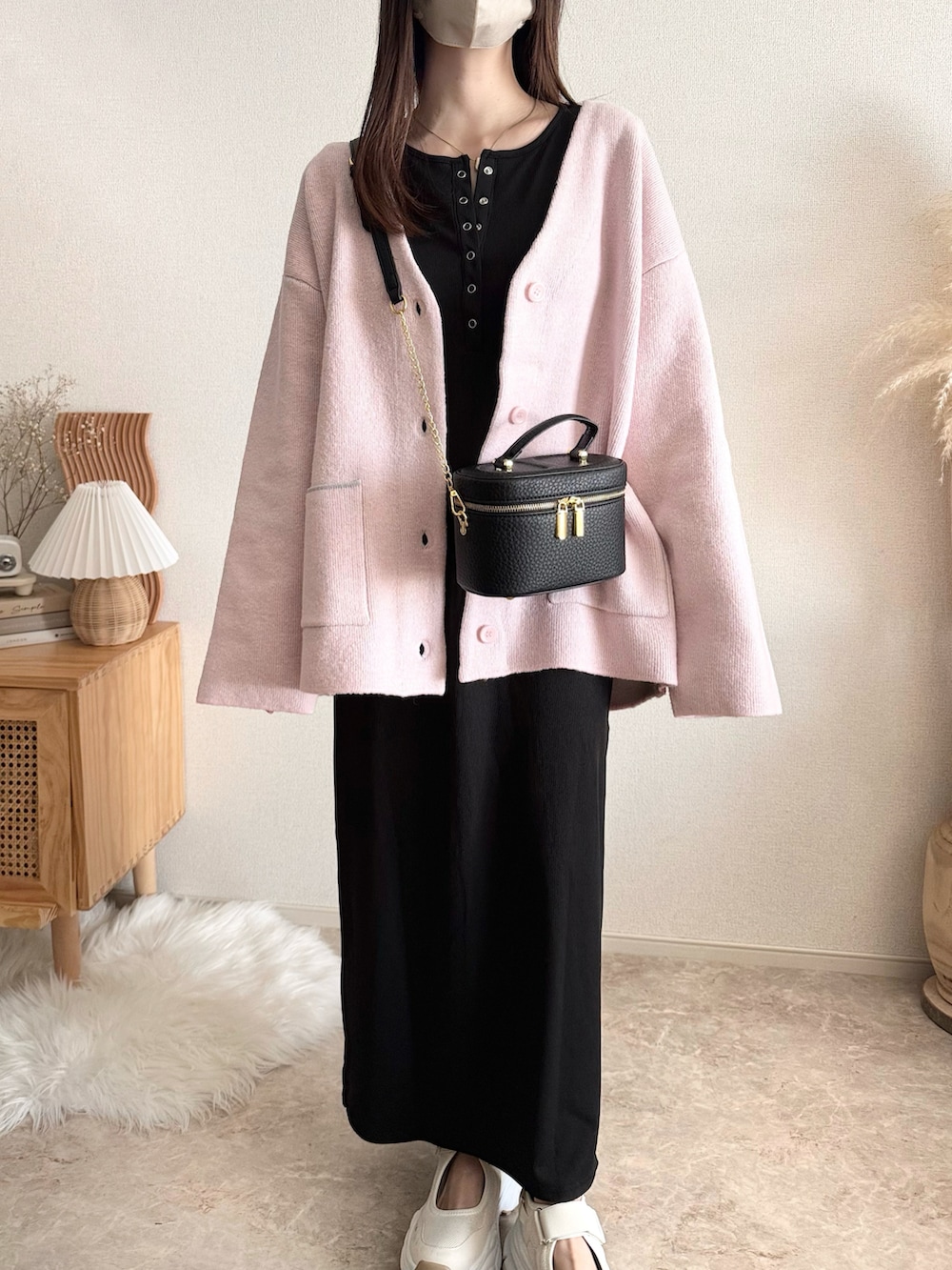 ピンク系のカーディガン/ボレロを着用したレディースの冬コーディネートの4枚目の写真