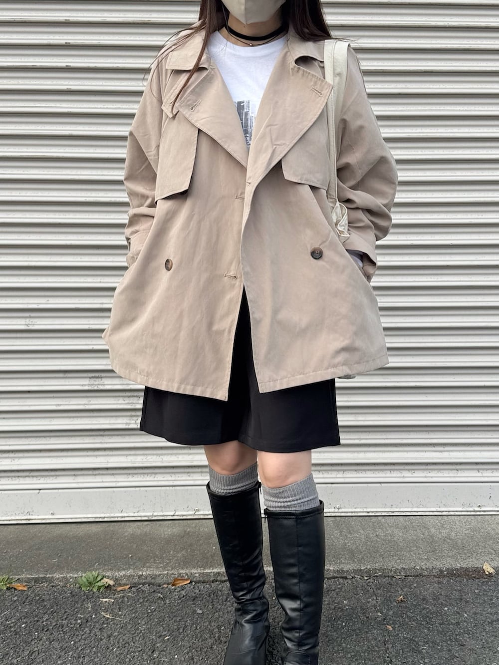 ベージュ系のトレンチコートを着用したレディースの春コーディネートの3枚目の写真