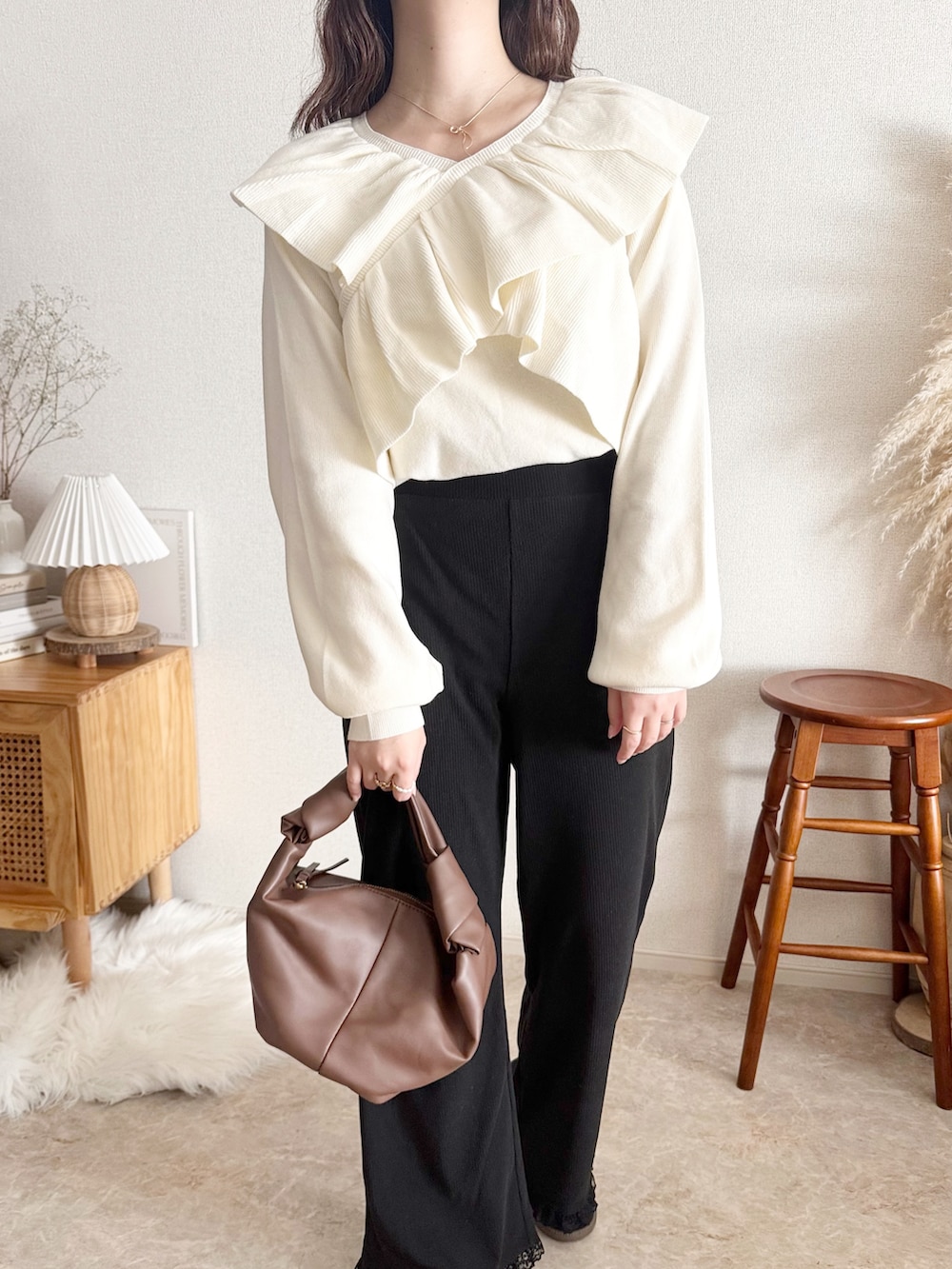 ホワイト系のニット/セーター、ベージュ系のトップスを着用したレディースの秋コーディネートの3枚目の写真